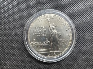 lot 85 image: 1986-P Uncirculated MS Statue of Liberty Silver Commem. Dollar