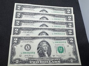 lot 98 image: Five Sequential Two Dollar Bills