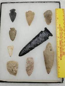 lot 13 image: 9 Great Points & Scrapers in Case--Longest is 4 18 Inches