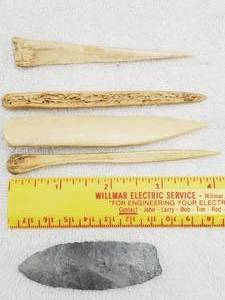 lot 17 image: 2.75 Paleo Flint Lanceolate, Great Lakes & 4 Great Bone Tools 4-5, Dakota
