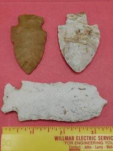 lot 25 image: 3.5 Knife, Museum Marked KY & 2 Arizona Spear Points or Knives 2