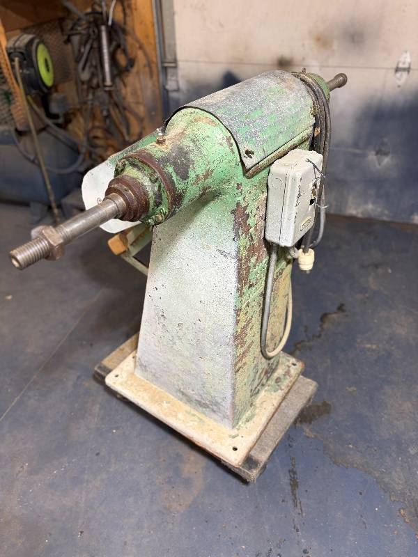 lot 10 image: Hammond Machinery Vintage Industrial Grinder with Lincoln Motor