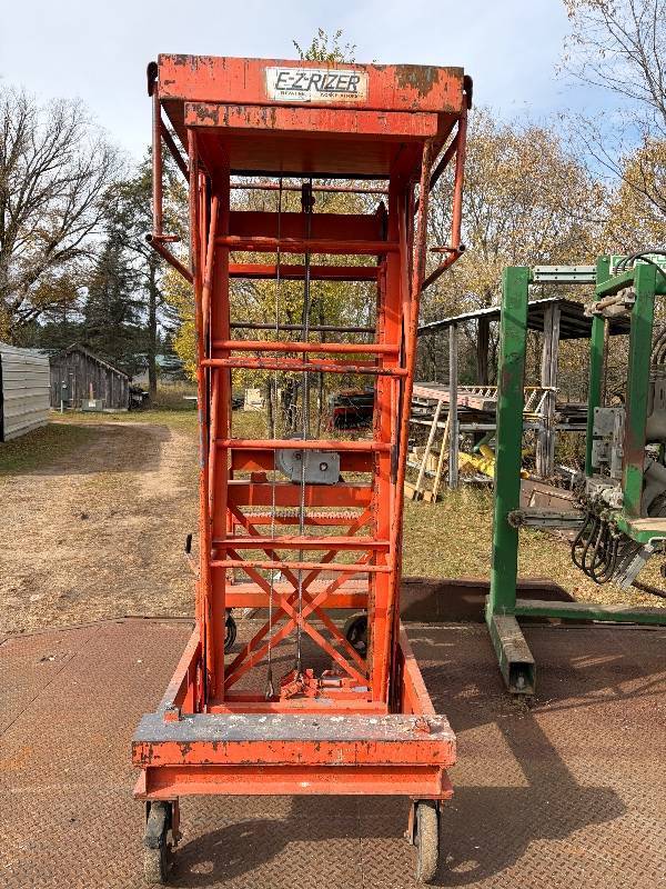 lot 15 image: EZ-Rizer Manual Elevating Work Platform, 14 7 Max Height