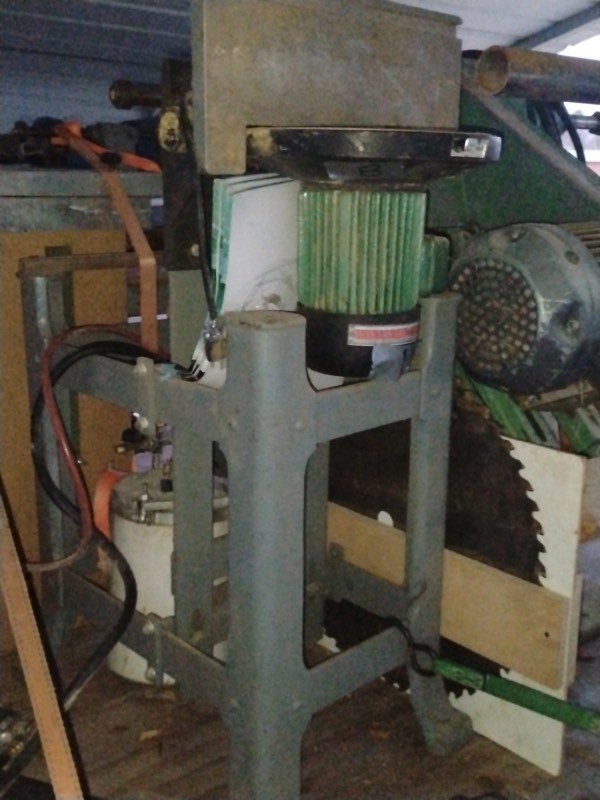 lot 26 image: The Grizzly G7297 is a 12-inch disc sander