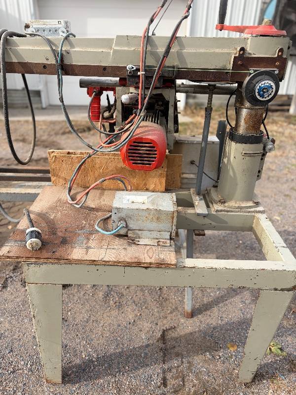 lot 27 image: Wood spindle tenonizer. Commercial tenon cutting machinery for log furniture, timber framing, and handrail construction