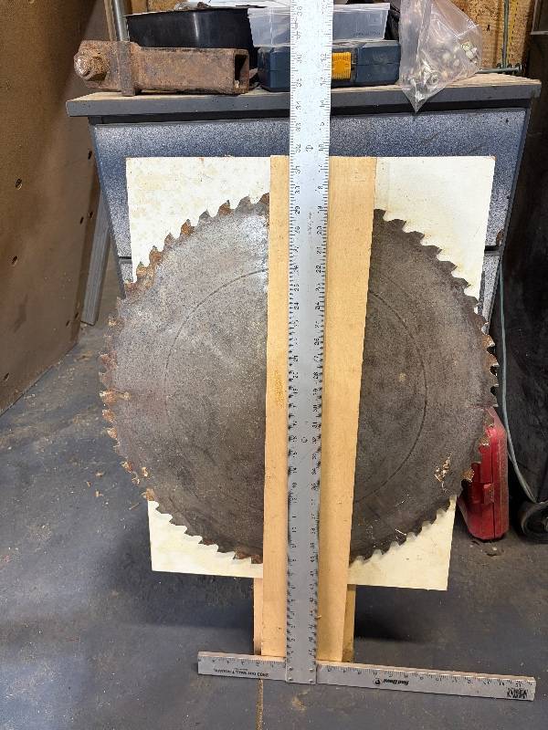 lot 30 image: Large 24 saw blades