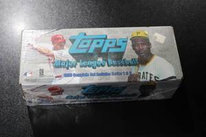lot 69 image: 1998 Topps Baseball Factory Sealed Complete Set
