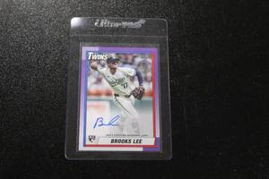 lot 85 image: 2025 Topps 1990 Brooks Lee Autograph Rookie Card