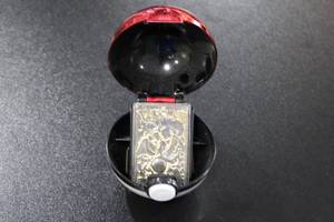 lot 131 image: 1999 Burger King 23K Gold Charizard Metal Card w Pokeball