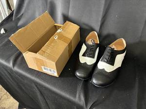 lot 40 image: Two-Tone Oxford Dress Shoes - Black & Cream