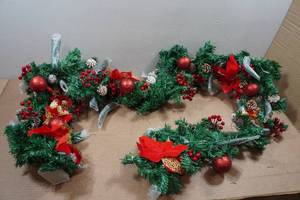 lot 61 image: Christmas Garland Dcor