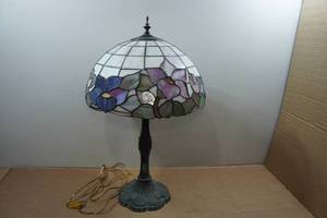 lot 69 image: Tiffany Style Table Lamp