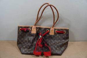 lot 97 image: Louis Vuitton Purse