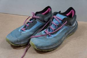 lot 106 image: Vasque Womens Now Waterproof Hiking Shoes - Size 8.5