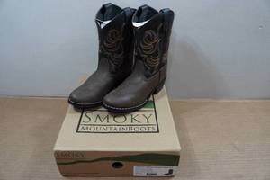 lot 107 image: Smoky Mountain Boots - Kids Size 2