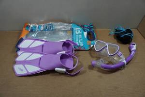 lot 127 image: Cressi Blulove Kids Snorkel Set - Fin Size SM