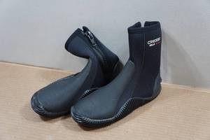 lot 143 image: Cressi Isla 2.5mm Neoprene Dive Boots - Size 6