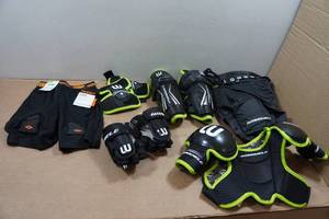 lot 164 image: Youth Hockey Equipment