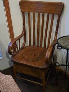 lot 711 image: Vintage Wooden Potty Chair  Commode  Chamber Pot Chair