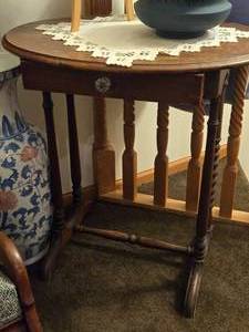 lot 740 image: Vintage Drop Leaf Side Table w Barley Twist Legs 1-drawer