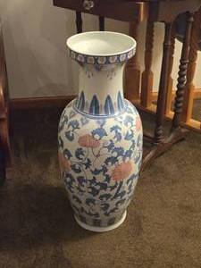 lot 742 image: Vintage Chinese 25 Famille Rose pattern Porcelain Table Vase
