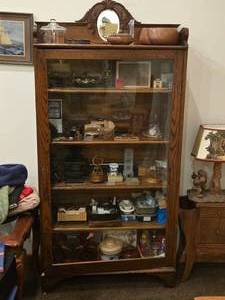lot 746 image: Vintage American Renaissance-style Oak Wood Curio Cabinet Open Bookcase with Ornate Mirrored Top Shelf 5-shelf