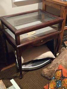 lot 767 image: Display Shadow Box Curio End Table with Lift Up Glass Top