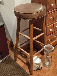 lot 774 image: 30 Stool