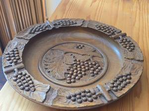 lot 792 image: Grapes theme Hand Carved Wood Bowl  Ashtray