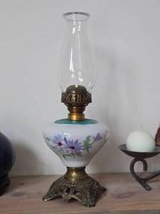 lot 799 image: 17 12 Floral theme Victorian Oil Lamp