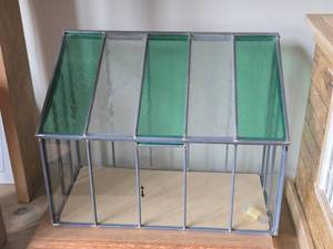 lot 828 image: Miniature Doll House Glass House Scale Replica