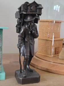 lot 820 image: Traveling Peddler theme Cast Iron Table Statue 6