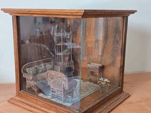 lot 810 image: Doll House Vintage style 112 Scale Living Room with Furniture in a WoodGlass or Plexiglas Display