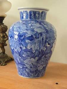 lot 813 image: Chinoiserie Porcelain Table Vase with Asian Floral Motif 13 (blue and white)