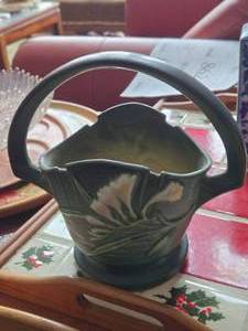 lot 834 image: Vintage Roseville Freesia 8 Handled Basket 391-8