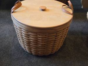 lot 847 image: Wicker Picnic Basket with Wooden Lid 12 x 17