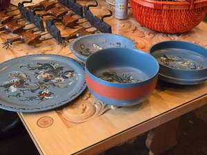 lot 848 image: Vintage Norwegian Rosemaling Wooden Plate and Bowl Set of 4 - 12 Plate, 9 Bowl (x2), 8Dx7 Bowl with Lid