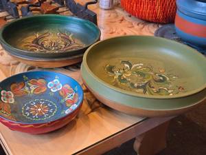 lot 849 image: Lot of (3) Vintage Norwegian Rosemaling Wooden Bowls 12, 10 and 7