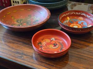 lot 851 image: Lot of (3) Vintage Norwegian Rosemaling Wooden Bowls 12, 8 and 7 (red)