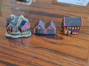 lot 859 image: Lot of (3) Miniature Buildings - House in Mountain, Double Barn, Cottage