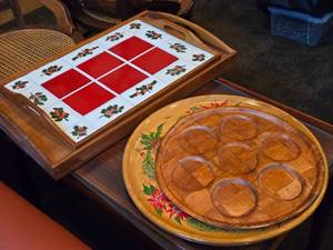 lot 861 image: Christmas theme Serving Trays (x2) and Serving Platters (x2)