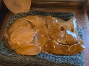 lot 866 image: Large Flat Ceramic Cat Figurine (possibly Seymour Marm piece) 13 x 9