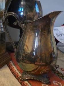 lot 887 image: Vintage Wm Rogers & Son Victorian Rose Silverplated Water Pitcher with Ice Lip and Four Footed Base