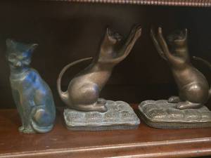 lot 896 image: Vintage (2) SPI Solid Brass Curious Cat Bookends on cushion and (1) Brass Cat Figurine