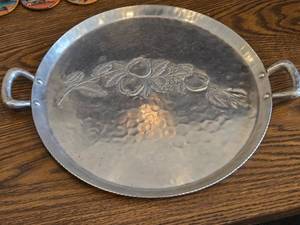 lot 929 image: 1950s Everlast Hand Forged Hammered Aluminum Serving Tray with Handles 14