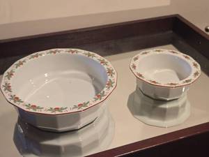lot 961 image: Lot of (2) Multi-Sided Serving Bowls - Hearts & Pines by Porsgrund (Norway)