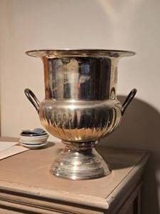 lot 966 image: Vintage Hand Made Silverplated Champagne Ice Bucket by International Silver Co (India)
