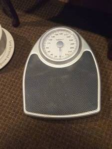 lot 979 image: Thinner� 350-lbs Floor Scale