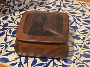 lot 986 image: Handmade Walnut Wood Jewely Box with Felt Interior