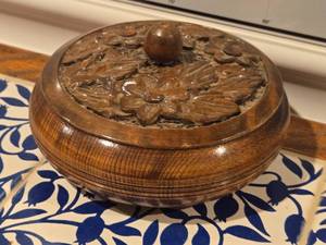 lot 989 image: Vintage Floral Motif pattern Hand Carved Wooden Round Trinket Box with Lid